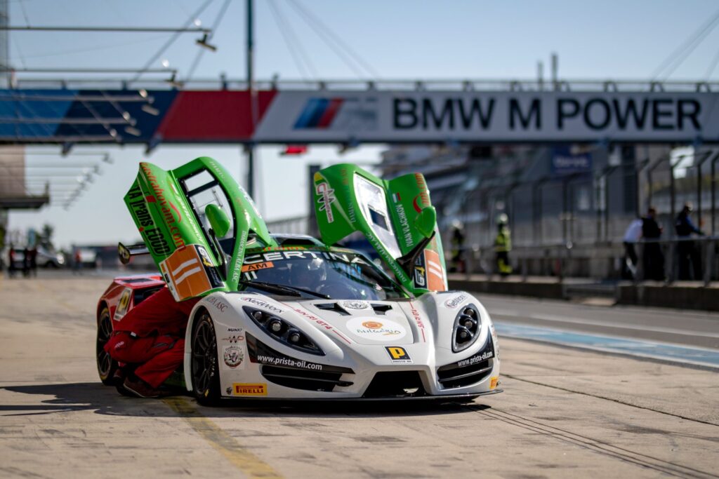 Sin R1 GT4 racing car